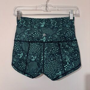 lululemon athletica Wunder Short 2” Teal Patterned Women Shorts